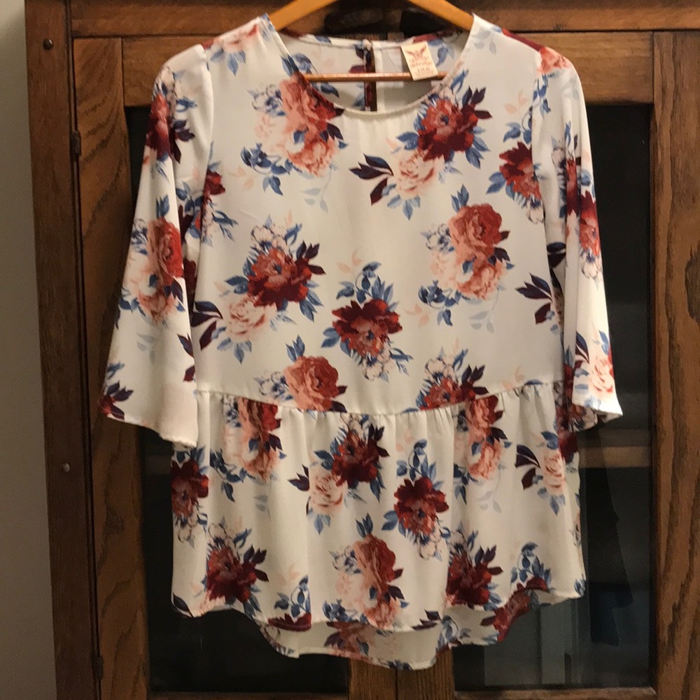 Beautiful ruffled bottom blouse